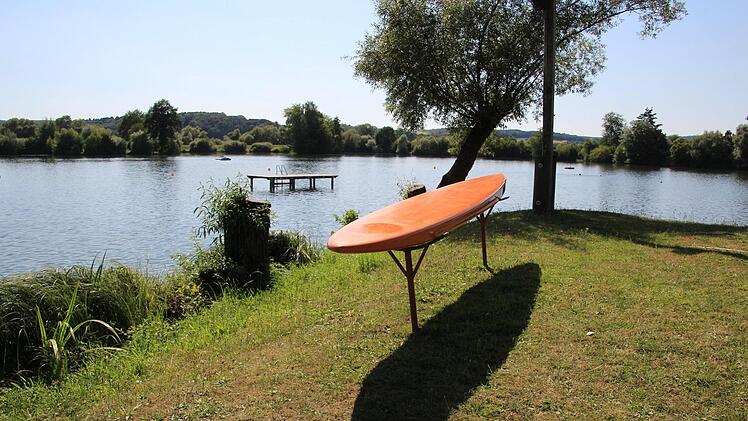 Ein Schwimmbrett hilft den Rettern bei ihren Einsätzen.