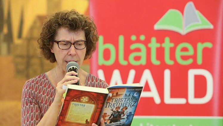 Die Autorin Henriette Wich nahm die  Gößweinsteiner Grundschüler mit auf ein spannendes Abenteuer von Tristan Treuherz und seiner Freundin Isolde. Foto: Barbara Herbst