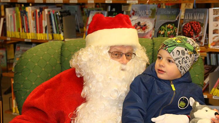 Der kleine Dean spricht unter vier Augen mit Nikolaus über seine Weihnachtswünsche. Michael Stelzner