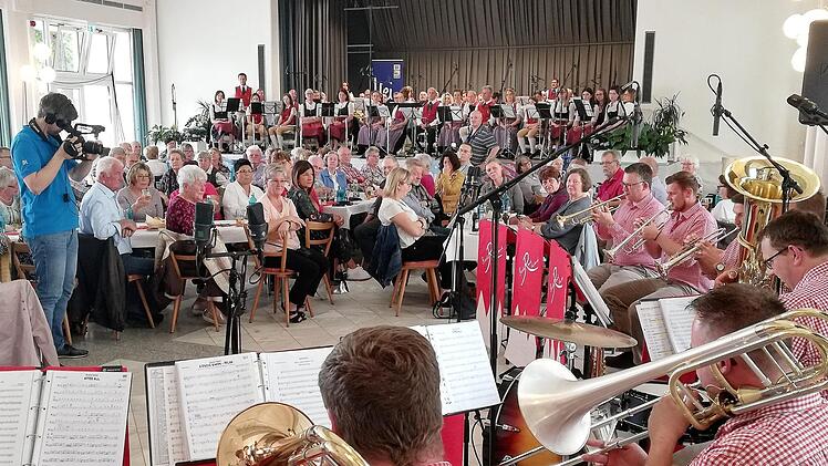 Voller Spannung lauschten 160 Bockleter im Kursaal der Live-Sendung von "Musik & Xang". Foto: Sigismund von Dobschütz