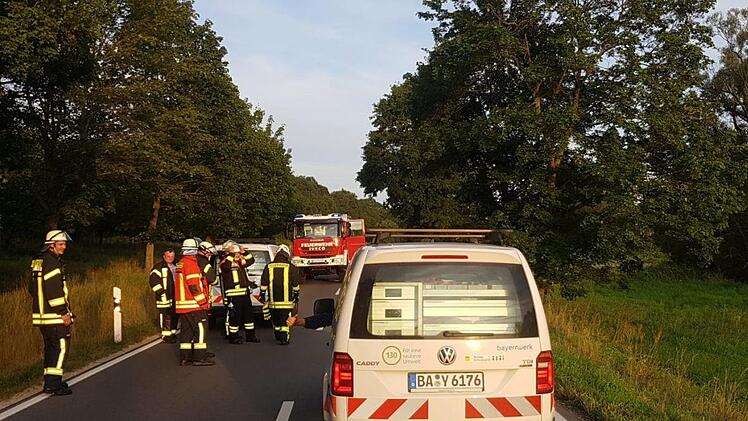 Die Freiwilligen Feuerwehren aus Trossenfurt-Tretzendorf und Kirchaich arbeiteten eng mit dem Stromversorger Bayernwerk zusammen.