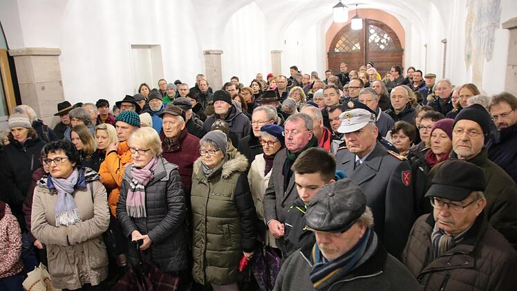 Weit mehr als hundert Menschen nahmen an der Gedenkfeier im Rathaus-Durchgang teil. Foto: Ralf Ruppert