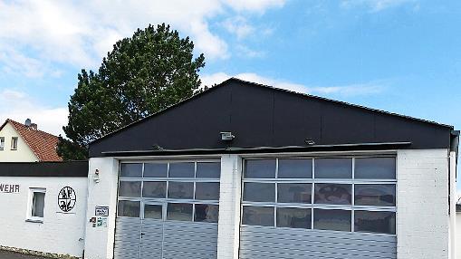 Das Feuerwehrhaus wird umgebaut und erhält als neuen Nachbarn ein Dorfgemeinschaftshaus. Bei der Bürgerversammlung in Ebenhausen zeigte Bürgermeister Nico Rogge auch die Pläne für das Großprojekt in der Dorfmitte.