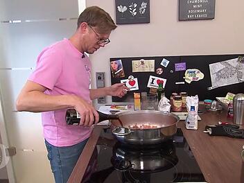 Bis die Kalbsb&auml;ckchen endlich im Topf gelandet sind, hat Mark viel Zeit und Nerven investiert.