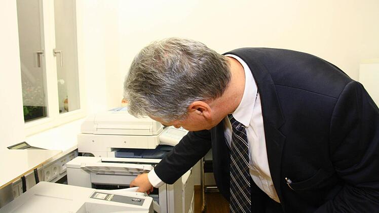 Ergebnisdienst analog: Uwe Angermann kopiert die Schnellmeldungen