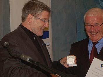 Landrat Michael Busch zeichnete Klaus-Dieter Zerwes mit dem Silbertaler des Landkreises aus.  Foto: Gabi Arnold