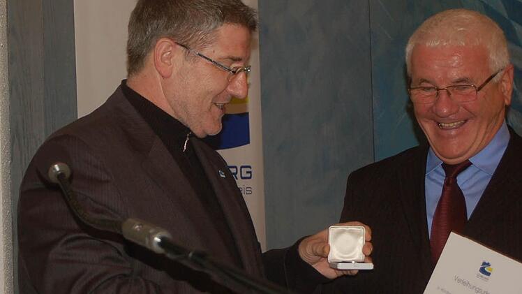 Landrat Michael Busch zeichnete Klaus-Dieter Zerwes mit dem Silbertaler des Landkreises aus.  Foto: Gabi Arnold