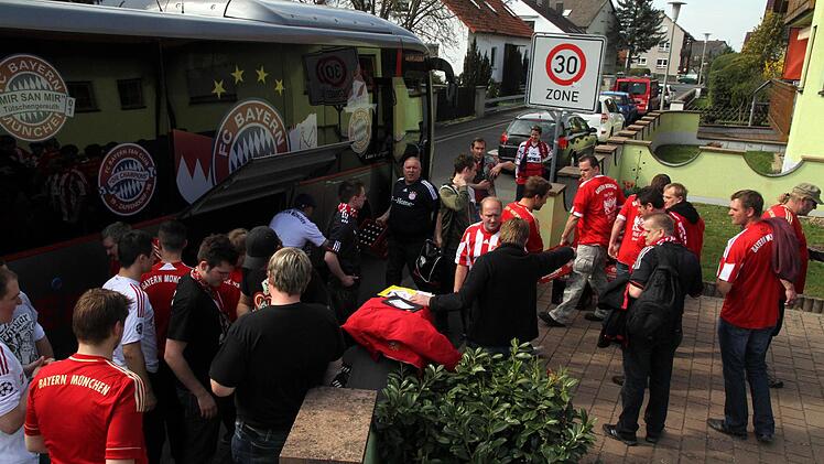 "Bestückung" des Fan-Club-Bus mit Getränken und Brotzeit vor dem Anwesen von Pankraz Schick in Altendorf.