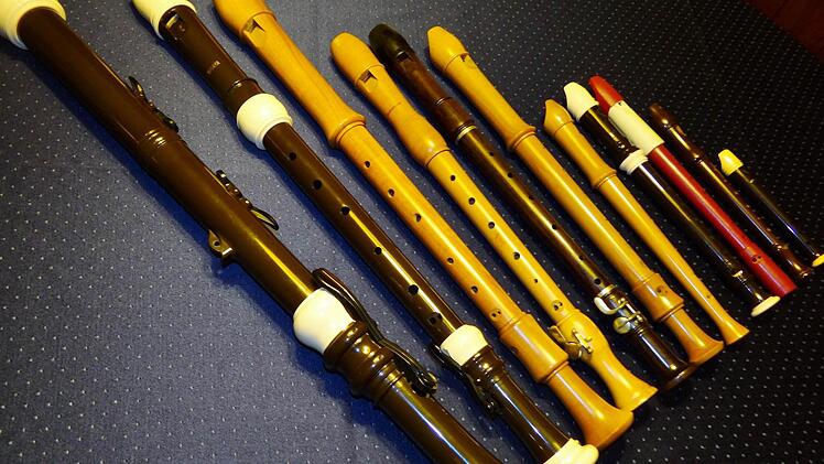 Es gibt Flöten vieler verschiedener Längen und Tonhöhen. Das Flötenrepertoire Ulrike Zeidlers reicht von der Garkleinflöte mit 16 Zentimeter bis zur Bassblockflöte mit 90 Zentimeter. Mit der Sopranblockflöte (Dritte von rechts) steigen vor allem Kinder in das Blockflötenspiel ein.