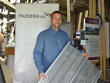 Oliver Pazdera aus Coburg hat ein Dach für ein Fußballstadion entwickelt, das neben seiner Eigenschaft als Regenschutz auch Lichtdurchlässigkeit gewährt, was für das Rasenwachstum essentiell ist. Außerdem ist das Dach begehbar, um leichtere Reinigungsarbeiten durchzuführen zu können.  Foto: Gabi Arnold