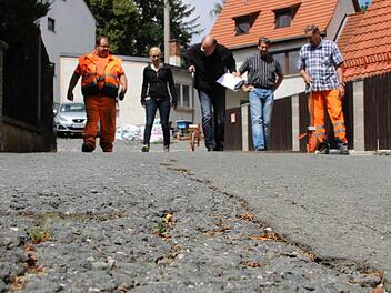 Aufmaß: Andre Dütsch, Tatjana Friedlein, Ingenieur Thomas Spindler, Bürgermeister Roland Wolfrum und Helmut Stölzel (von links) messen den Kellerweg Meter für Meter ab. Foto: Matthias Beetz