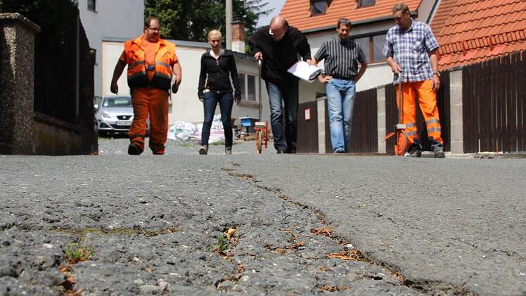Aufmaß: Andre Dütsch, Tatjana Friedlein, Ingenieur Thomas Spindler, Bürgermeister Roland Wolfrum und Helmut Stölzel (von links) messen den Kellerweg Meter für Meter ab. Foto: Matthias Beetz