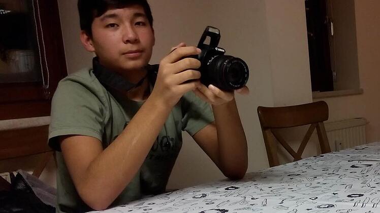 Ali aus Afghanistan probiert sich an der Kamera aus... Foto: Ulrike Müller