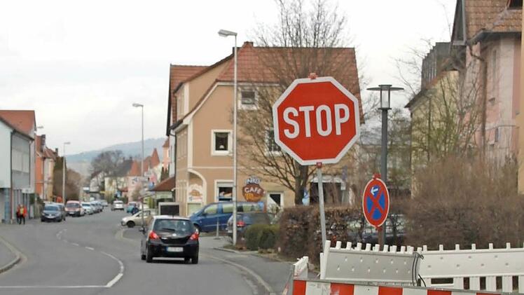 Ob das Stoppschild bleibt oder nach den Bauarbeiten durch ein "Vorfahrt gewähren" ersetzt wird, steht noch nicht endgültig fest.