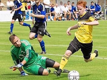 Frohnlachs Rene Knie umspielt den Weidener Keeper Dominik Forster und braucht nur noch in den leeren Kasten zum 1:0 einschieben.