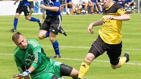 Frohnlachs Rene Knie umspielt den Weidener Keeper Dominik Forster und braucht nur noch in den leeren Kasten zum 1:0 einschieben.