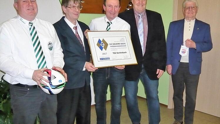 Der BFV verlieh dem TSV Oerlenbach die Goldene Raute (von links): Vorsitzender Jochen Straub, Ehrenamtsbeauftragter Klaus Eisenmann, stellvertretender Vorsitzender Reiner Borst, Kreisvorsitzender Rainer Lochmüller und Ehrenmitglied Paul B. Küthe, der in seiner langen Zeit als Vorsitzender die Weichen für die Ehrung gestellt hatte. Foto: Stefan Geiger