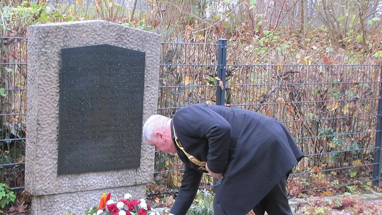 Oberbürgermeister Norbert Tessmer am Grab der 1945 ermordeten Zwangsarbeiter.  Martin Koch