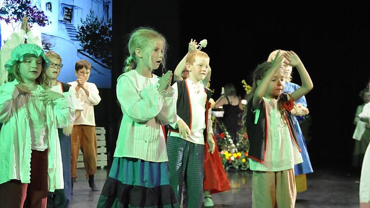 "Die Schöne und das Biest" : Aufführung des Kindermusicals des Herz Jesu Kinder- und Jugendchores und der Musikschule Bad Kissingen Foto: Peter Klopf