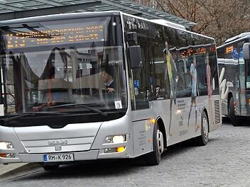 Zwei Stadtbusse am Busbahnhof an der Schütt. Am 2. Mai entscheidet der Stadtrat über ein neues Konzept .  Foto: Bernhard Panzer