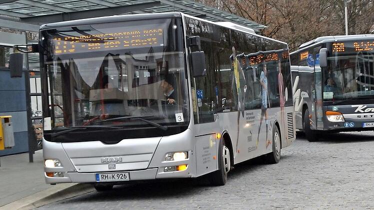 Zwei Stadtbusse am Busbahnhof an der Schütt. Am 2. Mai entscheidet der Stadtrat über ein neues Konzept .  Foto: Bernhard Panzer