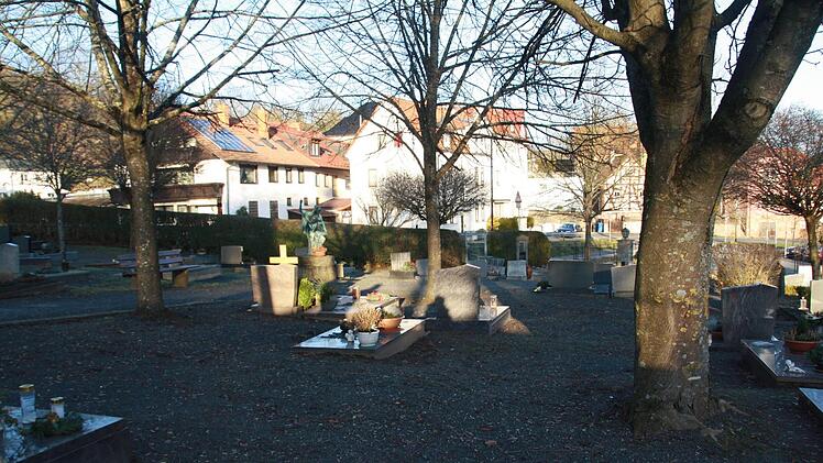Langfristig könnte der Friedhof in eine parkähnliche Anlage umgestaltet werden. Das erleichtert die Pflege. Foto: Ulrike Müller