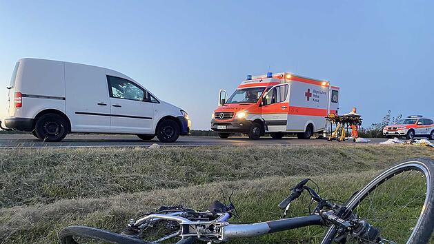 Auto erfasst E-Bike auf Staatsstra&szlig;e: Mann lebensbedrohlich verletzt