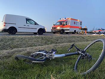 Auto erfasst E-Bike auf Staatsstraße: Mann lebensbedrohlich verletzt