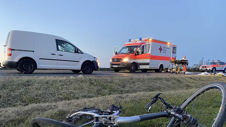 Auto erfasst E-Bike auf Staatsstraße: Mann lebensbedrohlich verletzt