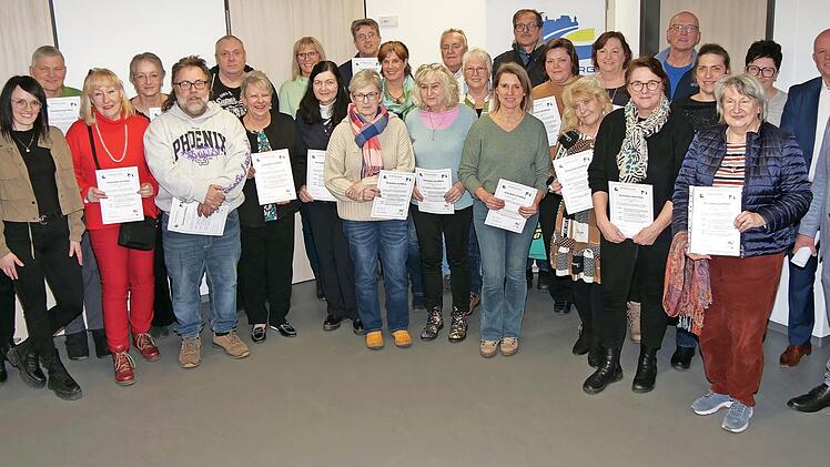 Erste Ansprechpartner vor Ort, wenn es um Pflege geht: Die ehrenamtlichen GutePflege-Lotsen haben im &bdquo;Haus der Regionalentwicklung&ldquo; ihre Zertifikate nach Abschluss ihrer Ausbildung &uuml;berreicht bekommen.