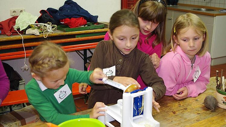 Sophia, Angelina, Emily und Lisa (von links) machen Apfel-Spaghetti. Foto: Heike Schülein