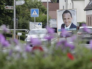 Die CSU stört sich an den Plakaten von MdL Thorsten Glauber (FW). Er habe - wie hier am Ortseingang von Heroldsbach - zu früh plakatiert, heißt es. Foto: Josef Hofbauer