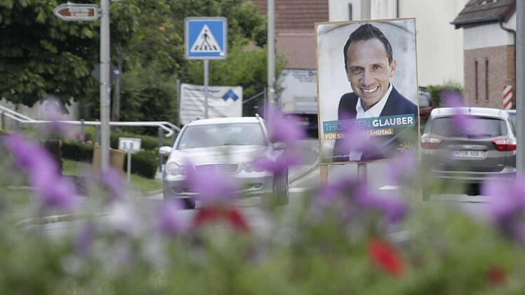 Die CSU stört sich an den Plakaten von MdL Thorsten Glauber (FW). Er habe - wie hier am Ortseingang von Heroldsbach - zu früh plakatiert, heißt es. Foto: Josef Hofbauer