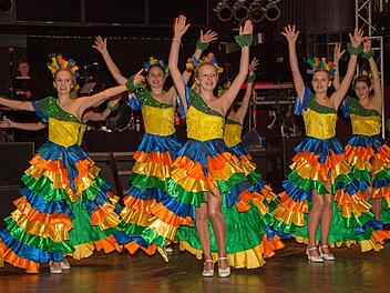 Die Choreografie der Tanzgarde Schammelsdorf bestach nicht nur durch die mitreißenden Sambarhythmen, sondern auch durch die farbenprächtigen Kostüme. Fotos: Klaus Gagell