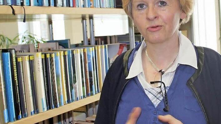 Die Bibliotheksleiterin Annelie Ebert erlebt in Haßfurt eine Renaissance der "Blätterbücher".  Foto: Katja Müller