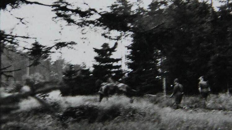 Grenzer im Niemandsland bei Brennersgrün. Das Bild entstand 1957/58.
