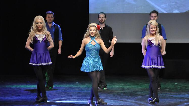 Tänzer, die blitzschnell über die Bühne wirbeln und dabei im rasanten Tempo ihre Tänze vorführen, das ist die Gruppe "Dance Masters" mit "Irish Dance".  Foto: Peter Klopf