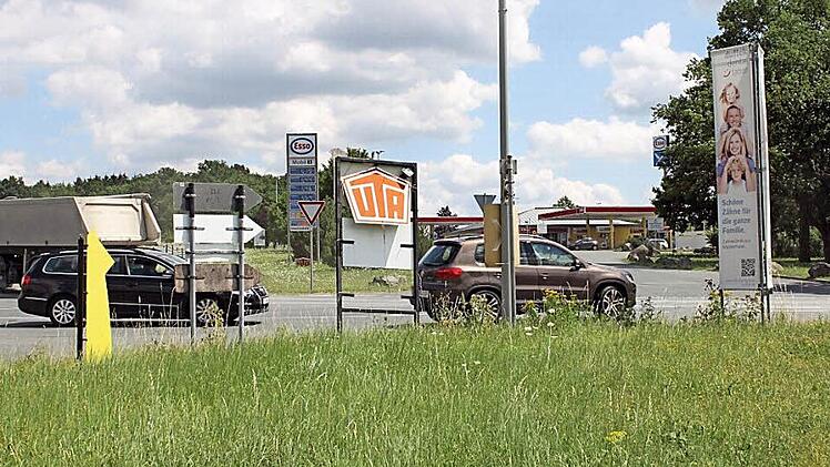 Auf einem Grundstück (im Vordergrund) zwischen der Staatsstraße, die zur A 70 führt, und der Industriestraße baut die Schittenhelm GmbH, die mit "textilwaren24.de " einen Online-Handel betreibt. Foto: Alexander Hartmann