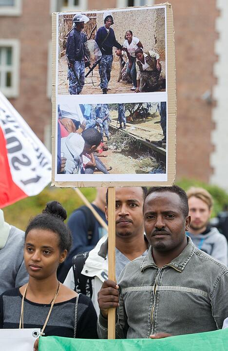Kundgebung von Flüchtlingen vor dem Bundesamt für Migration Foto: Timm Schamberger / dpa
