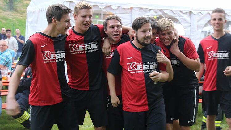 Riesengroß war die Freude bei der Mannschaft des TSV Rossach, die als Sieger beim Spiel ohne Grenzen hervorging. Foto: Michael Stelzner