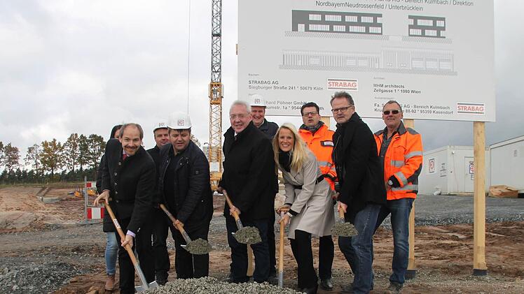 Der Spatenstich für das Strabag-Millionenprojekt: (vorne, von links) stellvertretender Landrat Jörg Kunstmann, Horst Canziani von der Baufirma Pöhner, Bürgermeister Harald Hübner sowie Nadine Weber und Thomas Eggersdorfer von der Strabag.