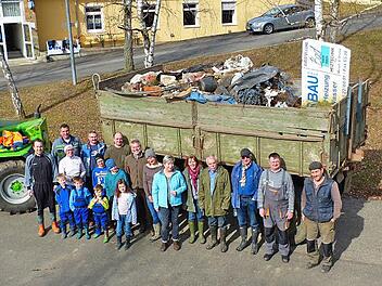 In Feld, Wald, Flur und entlang des Riedbaches sammelten die Helfer allerhand Unrat. Foto: Manfred Wagner