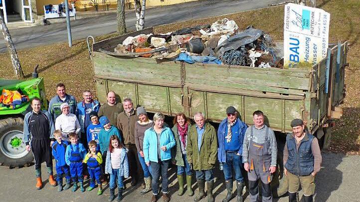In Feld, Wald, Flur und entlang des Riedbaches sammelten die Helfer allerhand Unrat. Foto: Manfred Wagner