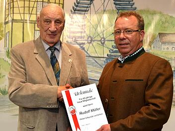 Seit über 65 Jahren ist Rudolf Müller Mitglied beim TSVgg Hausen 1900. Vom Vereinsvorsitzenden Wolfgang Lutz erhielt er dafür eine Urkunde. Weitere fünf Vereinsmitglieder sollten für 65 beziehungsweise 70 Jahre geehrt werden, nahmen aber auf Grund ihres Alters nicht an der Veranstaltung teil. Foto: Peter Rauch