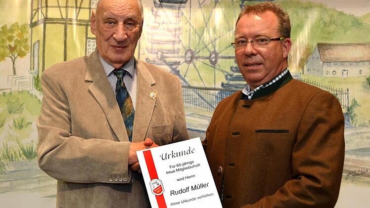Seit über 65 Jahren ist Rudolf Müller Mitglied beim TSVgg Hausen 1900. Vom Vereinsvorsitzenden Wolfgang Lutz erhielt er dafür eine Urkunde. Weitere fünf Vereinsmitglieder sollten für 65 beziehungsweise 70 Jahre geehrt werden, nahmen aber auf Grund ihres Alters nicht an der Veranstaltung teil. Foto: Peter Rauch