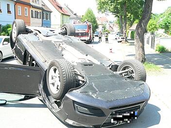 Audi auf dem Dach: Bei dem Unfall in der Blaicher Straße beläuft sich der Gesamtschaden auf 42.000 Euro. Foto: Feuerwehr