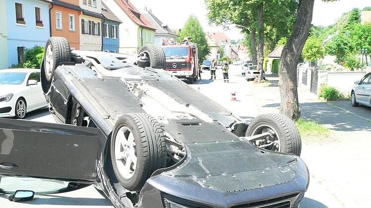 Audi auf dem Dach: Bei dem Unfall in der Blaicher Straße beläuft sich der Gesamtschaden auf 42.000 Euro. Foto: Feuerwehr