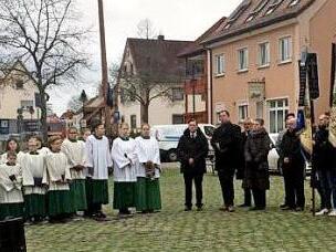 Auf dem Adelsdorfer Marktplatz hielt Pfarrer Thomas Ringer eine Ansprache. Foto: privat