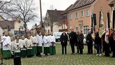 Auf dem Adelsdorfer Marktplatz hielt Pfarrer Thomas Ringer eine Ansprache. Foto: privat