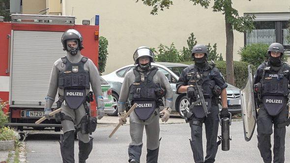 Ein Gro&szlig;aufgebot an Polizisten und Spezialkr&auml;ften der Polizei r&uuml;ckte am Dienstagnachmittag  in N&uuml;rnberg aus. Ein 30-J&auml;hriger wurde festgenommen, nachdem er sich Gegenst&auml;nde aus dem vierten Stock geworfen und dann in der Wohnung verschanzt hatte. Foto: NEWS5/Friedrich